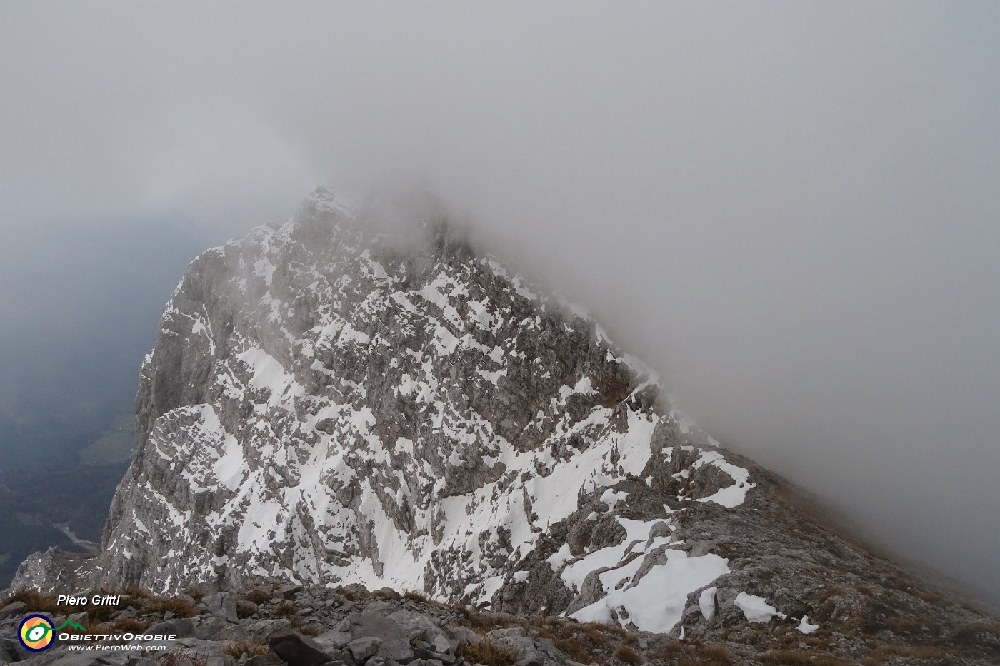 58 Salendo in cima est d'Arera vista sull'anticima.JPG -                                